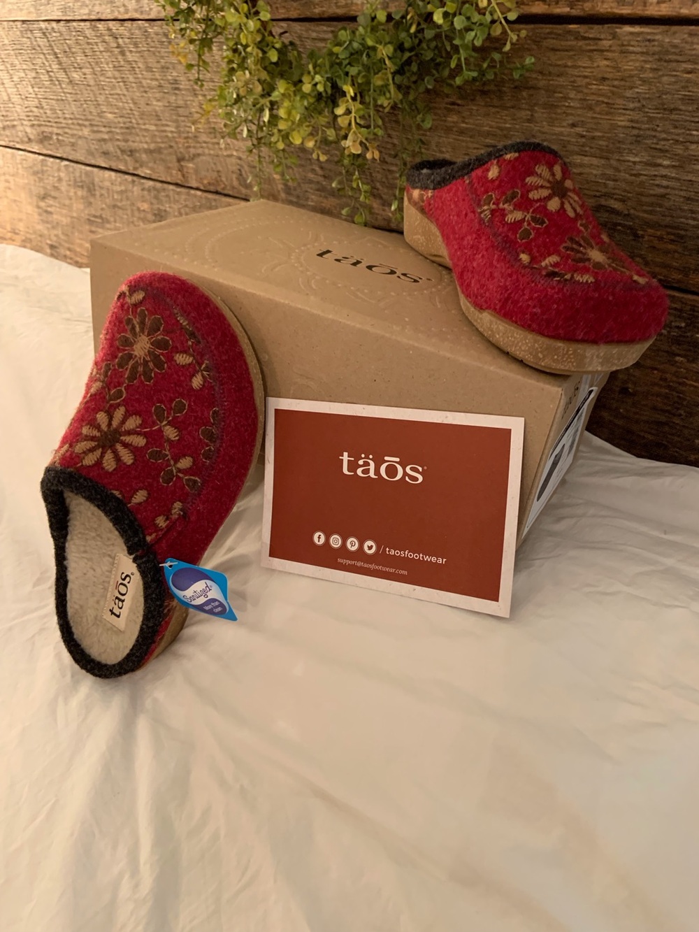 Taos Women’s Slippers Wolderness EU 27 US 6-6.5 Cranberry New in box Clogs